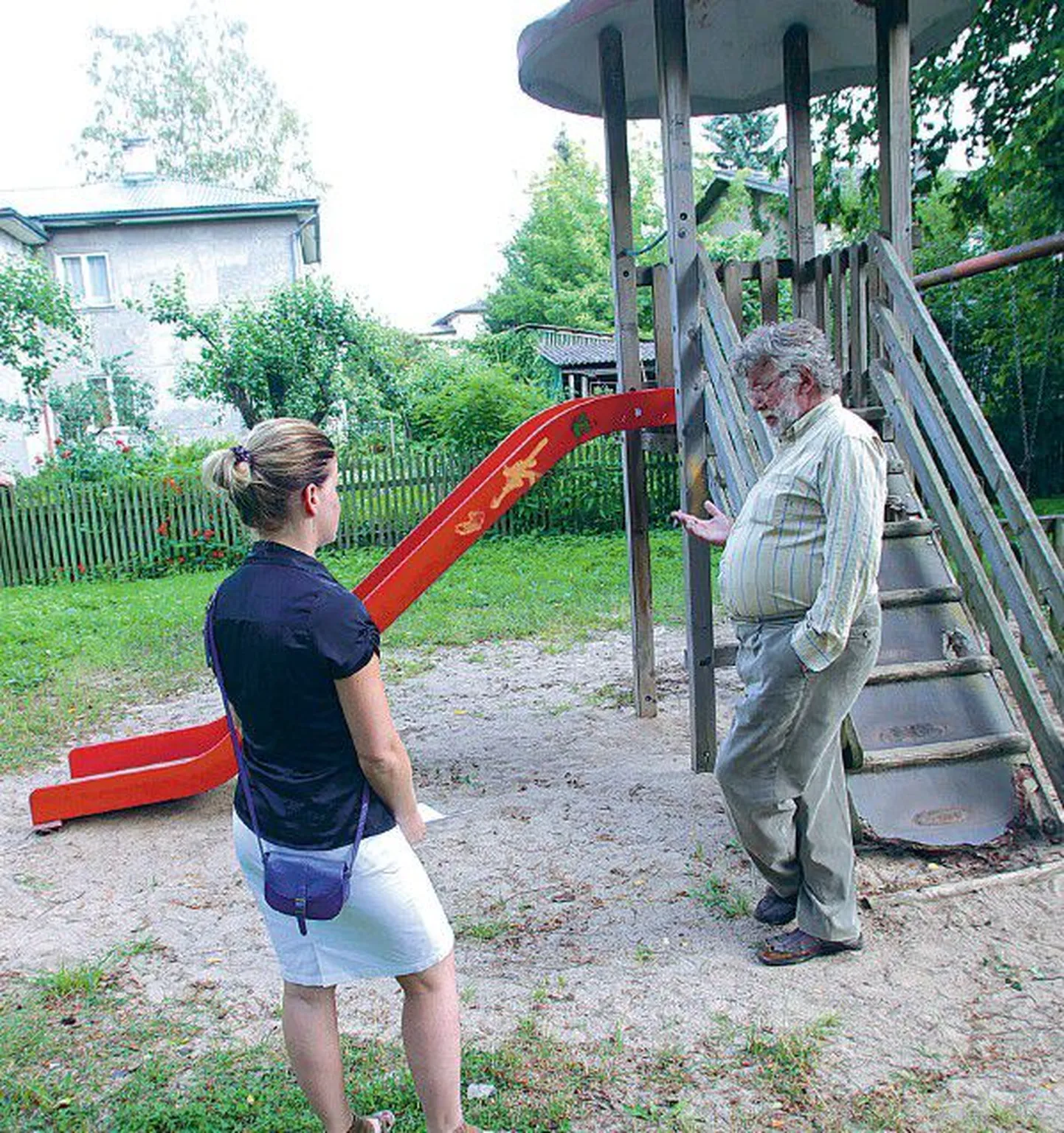 Ilmatari tänava mänguväljak on ohtlik, mulluses ekspertiisis selgus, et korras on üksnes liurenn ja kiige iste. Kümmekond aastat tagasi enam kui 40 000 krooni eest ehitatud mänguväljaku remontimise kohustus on lepingu järgi tollasel huvirühmal, kellest paraku on nüüdseks mänguplatsi juurde elama jäänud üksnes kunstiajaloolane Kaur Alttoa. Pildil räägib ta linnaametnik My Johansoniga sellest, et mänguväljaku oma kulu ja kirjadega taastamise kohustus tuleb talle ootamatult.