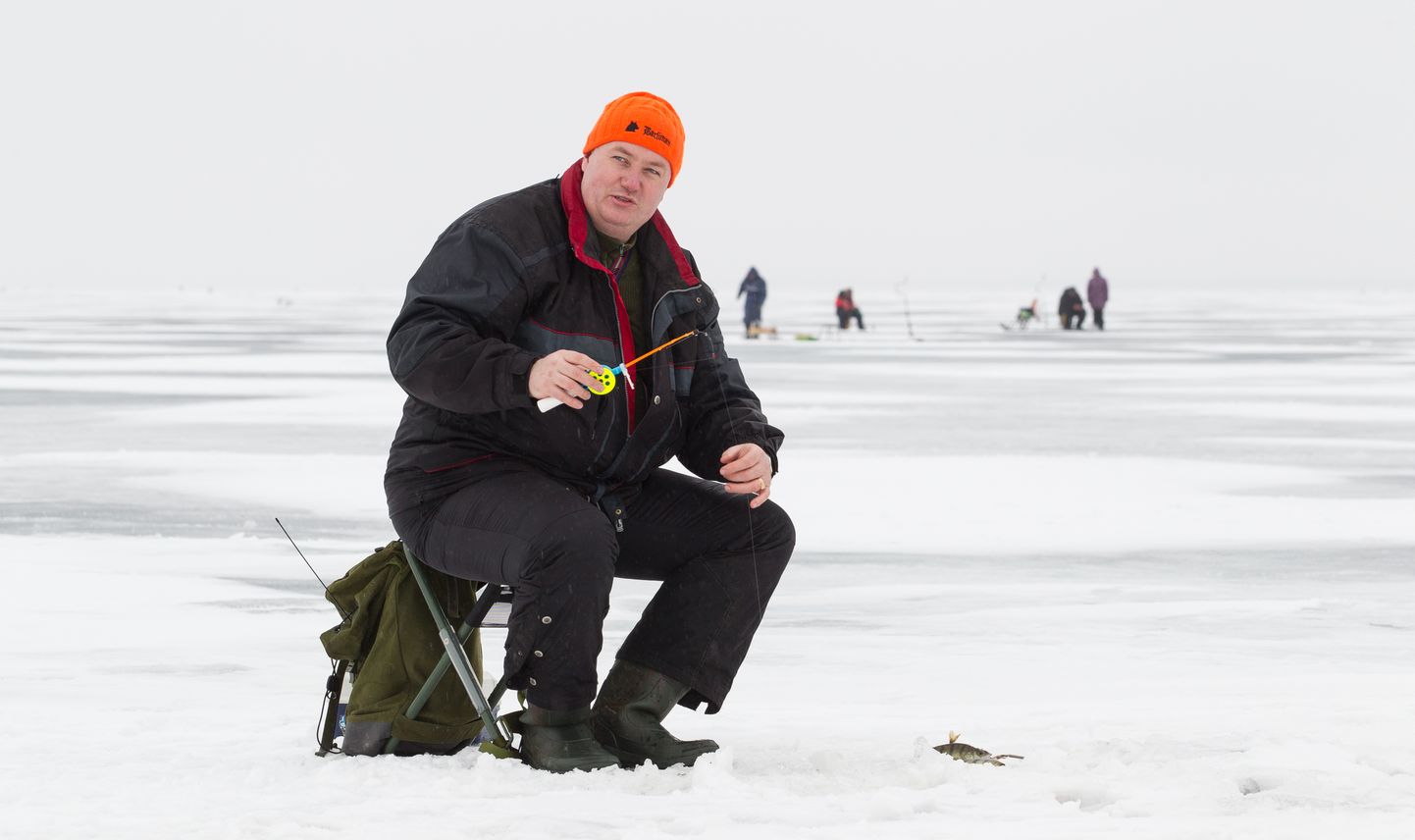 Andrus Toss 2017. aasta talvel Peipsil kala püüdmas. Maaeluministri nõunikuna kuuluvad ühe valdkonnana tema tööülesannete hulka ka kalanduse küsimused.