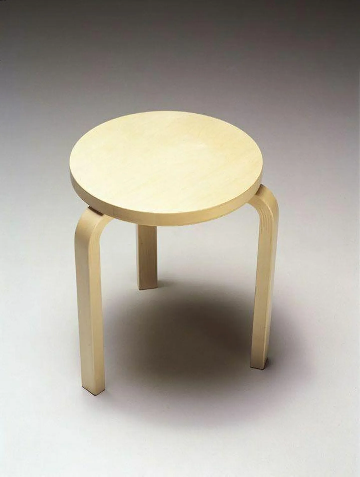 Alvar Aalto disainitud kolme jalaga taburet.