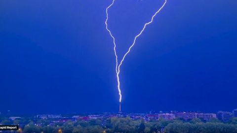 VIDEO ⟩ Võimas vaatemäng Pariisis: välk tabas Eiffeli torni