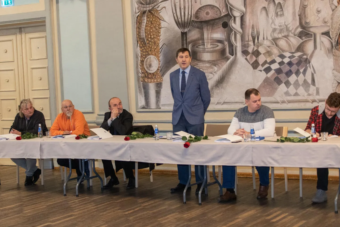 Seni end väga ühtsena näidanud Mulgi vallavolikogu opositsiooni koostöö lõhkus Mati Ilissoni (seisab) sõnul asjaolu, et temast ei saanud revisjonikomisjoni esimeest.