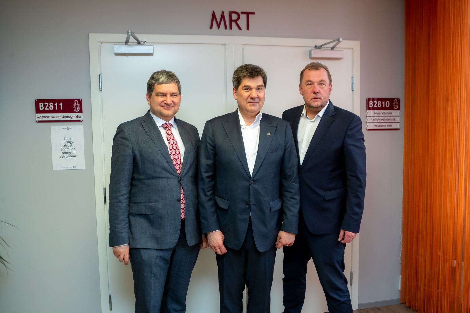 Edward Laane (vasakul) koos kolleegide Toomas Tuulingu ja Märt Kõlliga täna haigla uue MRT-aparaadi avamisel.