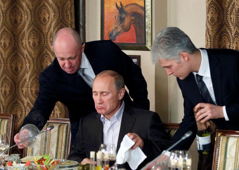 Евгений Пригожин лично обслуживает Владимира Путина на званом обеде в ресторане Cheval Blanc, 11 ноября 2011. 