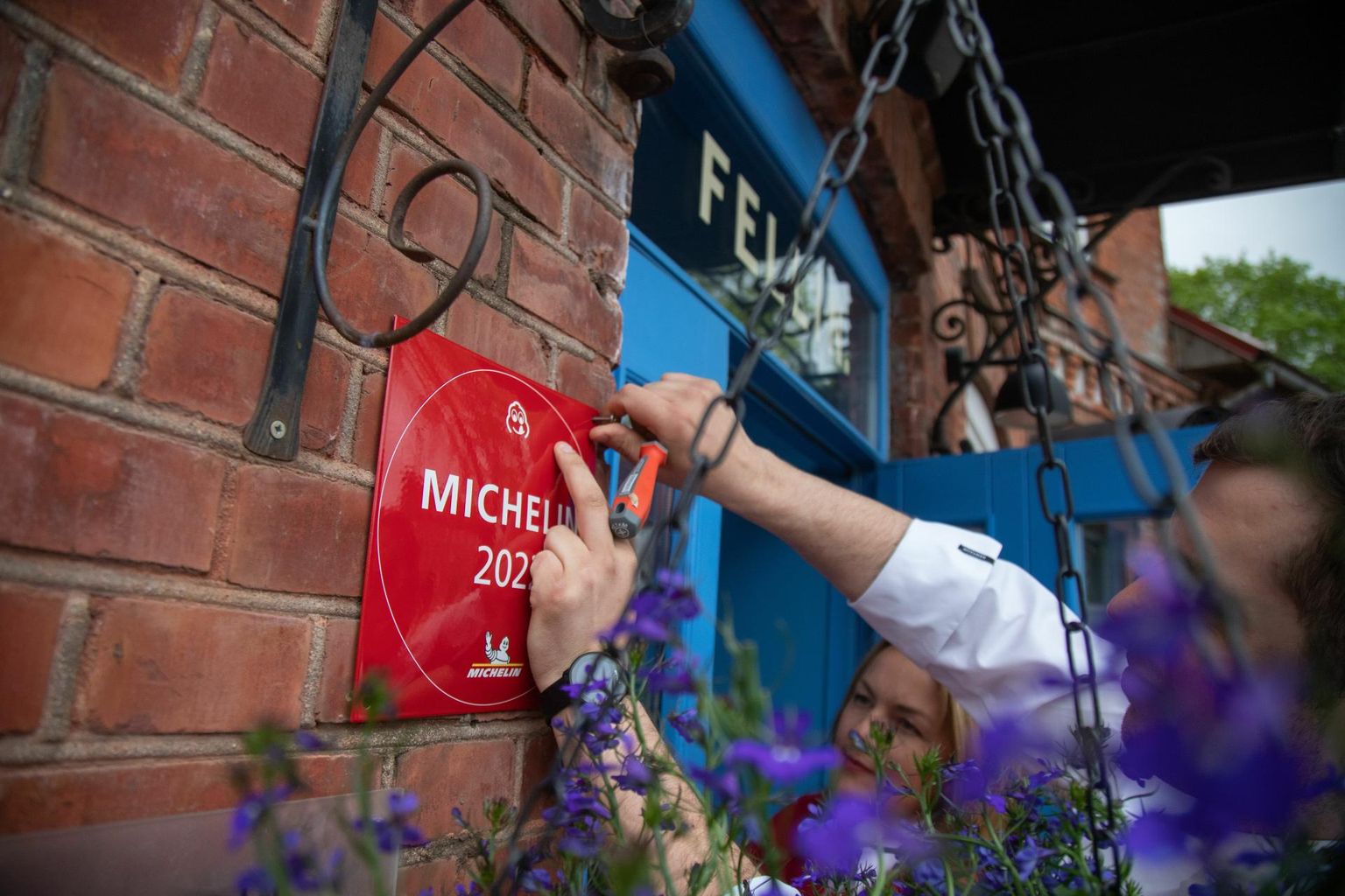 Eelmisel kevadel Fellini sinise ukse kõrvale kruvitud Michelini Bib Gourmand tunnustus saab tänavu lisa, sest kohvik hoidis sama suurepärast joont ning märgiti ära ka 2023. aasta restoranigiidis. 