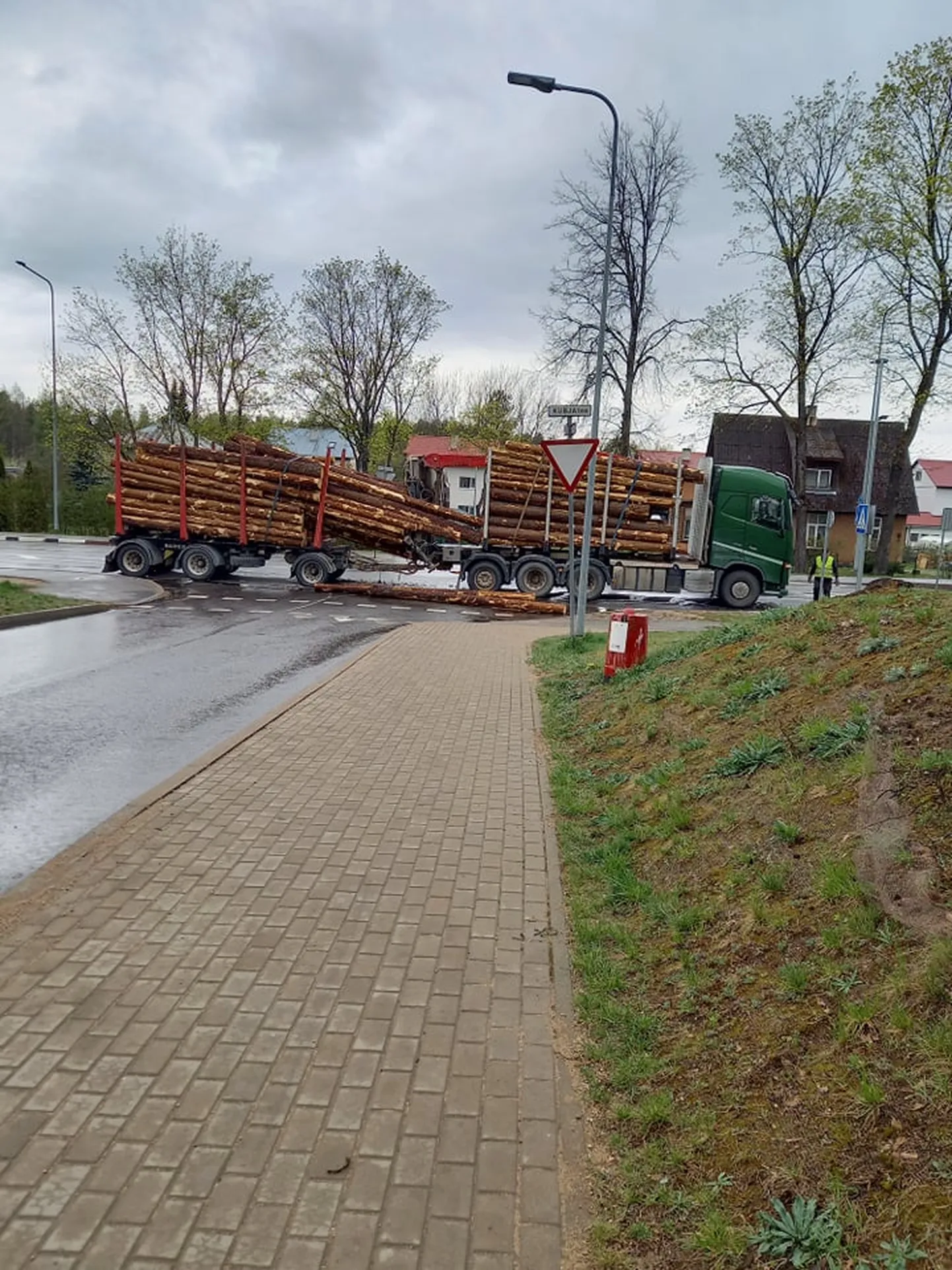 Sõiduteele kukkunud palgid