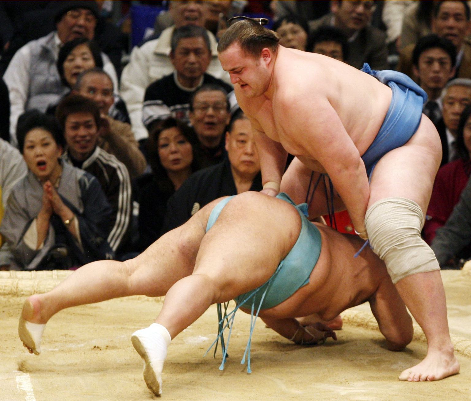 Baruto(paremal) võitluses Toyonoshimaga