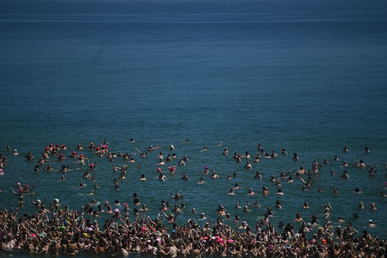 Iirimaal püstitati 2505 naise osavõtul alasti suplemise rekord