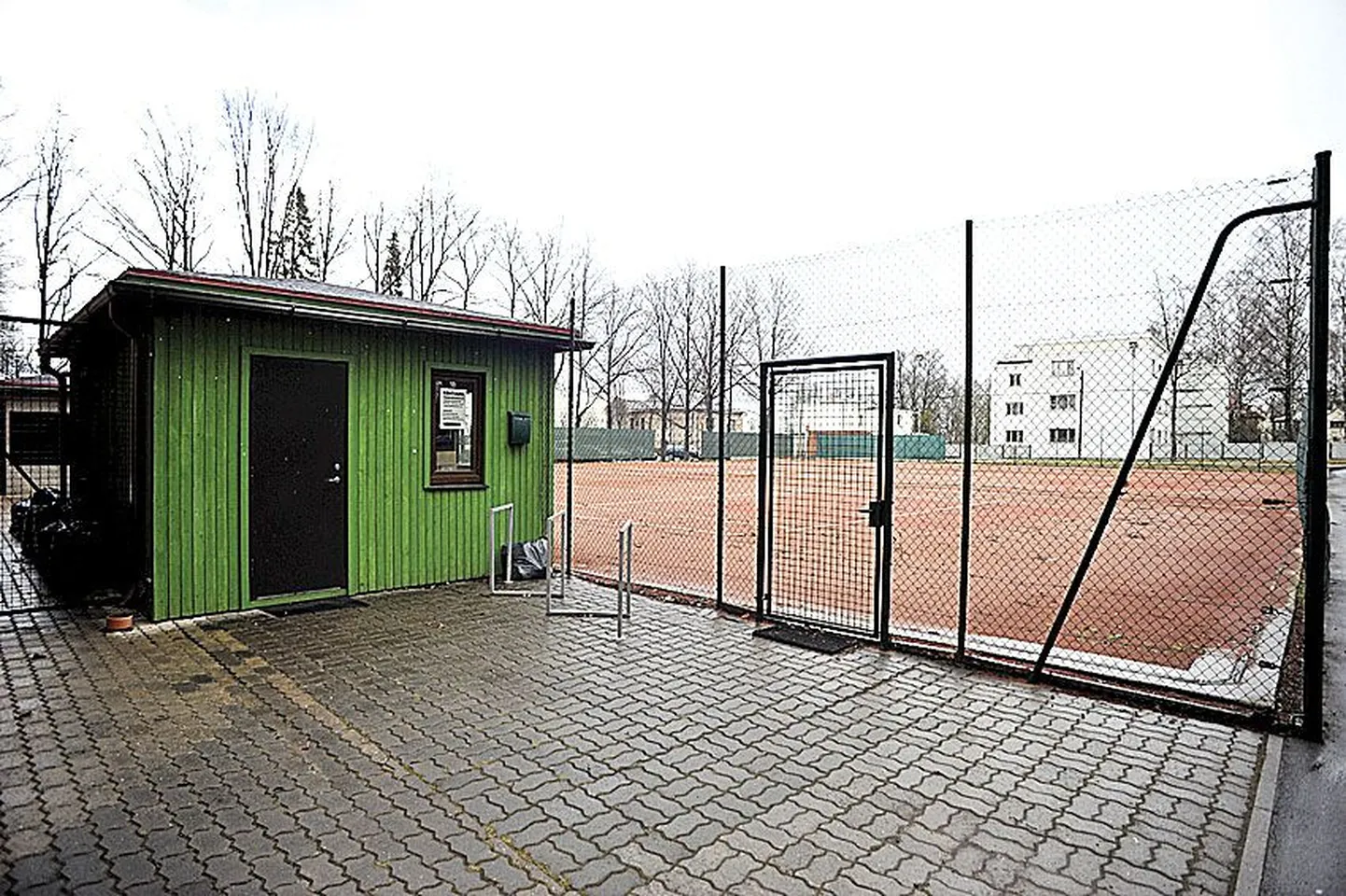 Tähtvere tennisekeskus (Laulupeo puiestee 19, kolm vaipkattega sise- ja kolm saviliivaga välisväljakut).