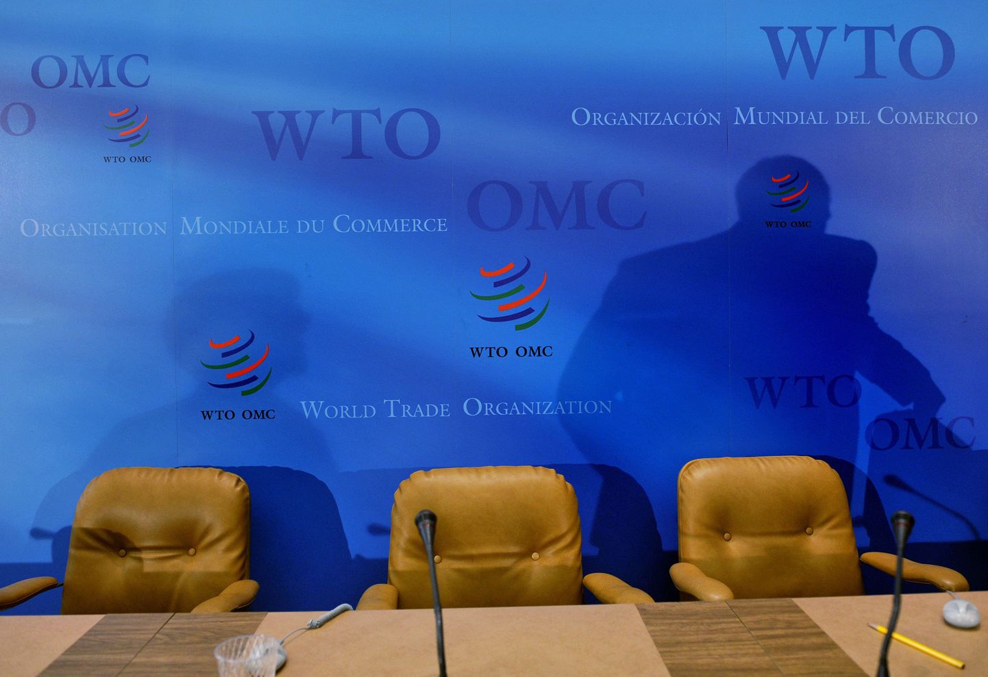 Siluetid WTO Genfi peakorteri pressiruumi seinal.