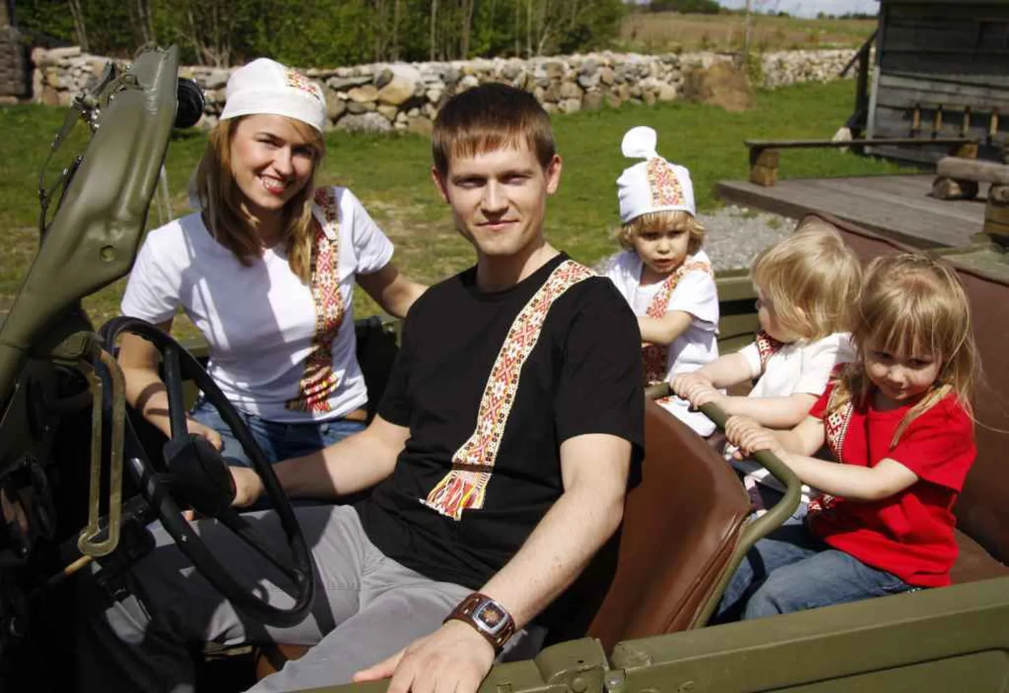Pärnu hansapäevadel tulevad esimest korda müügile rahvuslike kirivöömotiividega T-särgid