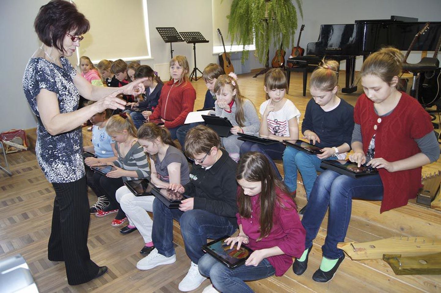 Õpetaja Tiina Jõgise juhendamisel koondusid lapsed tahvelarvutite orkestrisse, et pillipäeva lõpukontserdil esitada omalaadset muusikat.