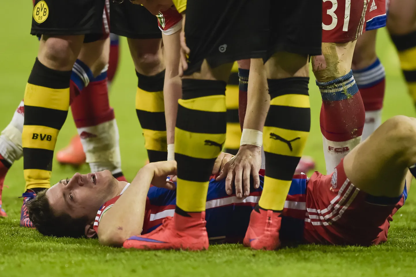 Robert Lewandowski pärast kokkupõrget maas lamamas.