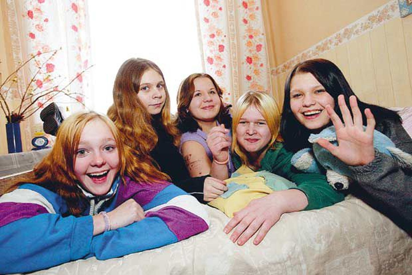 Kaagvere erikooli tüdrukud (vasakult) Liisi Kongi, Jelena Artamonova, Janne Luhaorg, Reelika Kaldma ja Olesja Neurashkova unistavad, et tugiisikud aitavad neil koolist lahkumise järel elu õigesse rööpasse seada