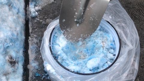 Видео: в Санкт-Петербурге выпал синий снег