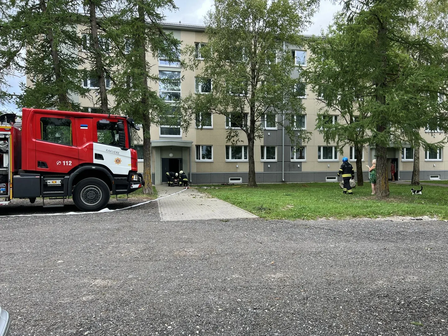 Rakveres Lennuki tänaval süttis ühe korteri vannitoas tekk.