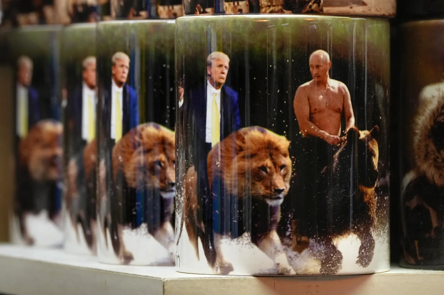 Meened USA presidendi Donald Trumpi ja Venemaa presidendi Vladimir Putini pildiga.