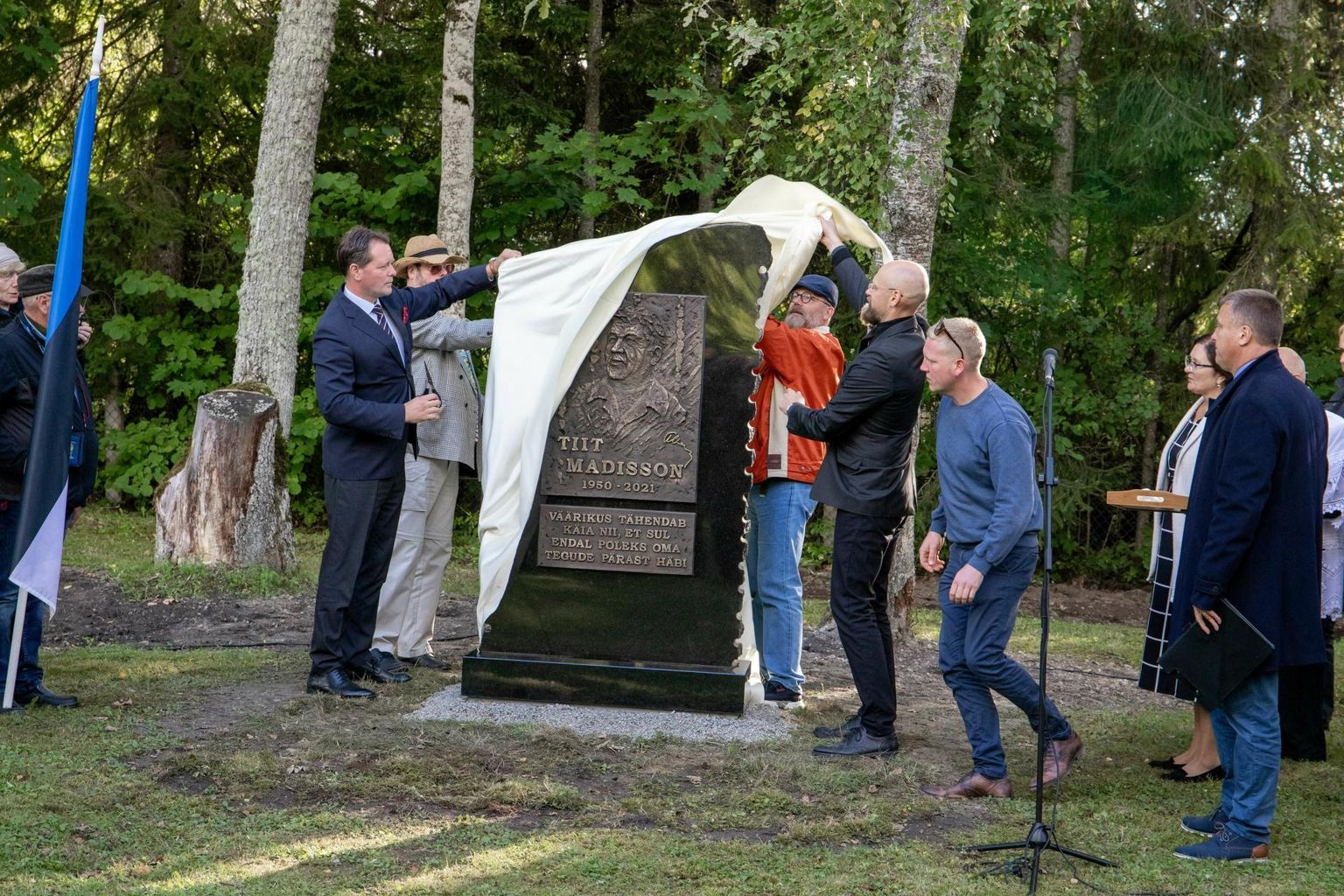Tallinna linnavõim põhjendab vabadusvõitleja Tiit Madissoni mälestusmärgi mitte lubamist Hirveparki muuhulgas sellega, et SAPTK on juba rajanud Madissoni mälestusmärgi Lihulasse.