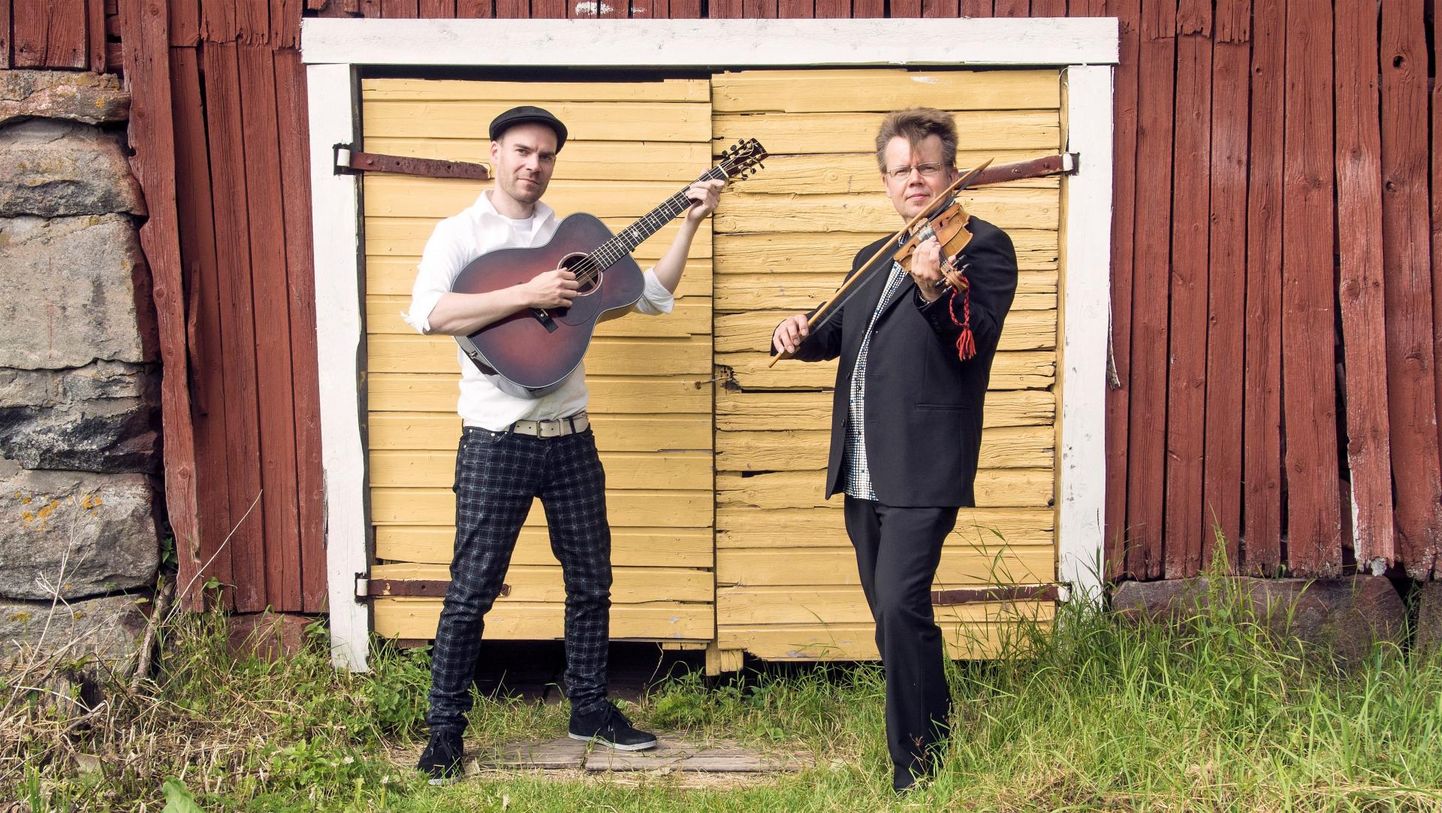 Soome rahvamuusikavirtuooside Arto ja Antti Järvelä juhendamisel moodustavad Eesti rahvamuusikud Pärnus kaheks päevaks suure koondorkestri, millega astuvad rahva ette.