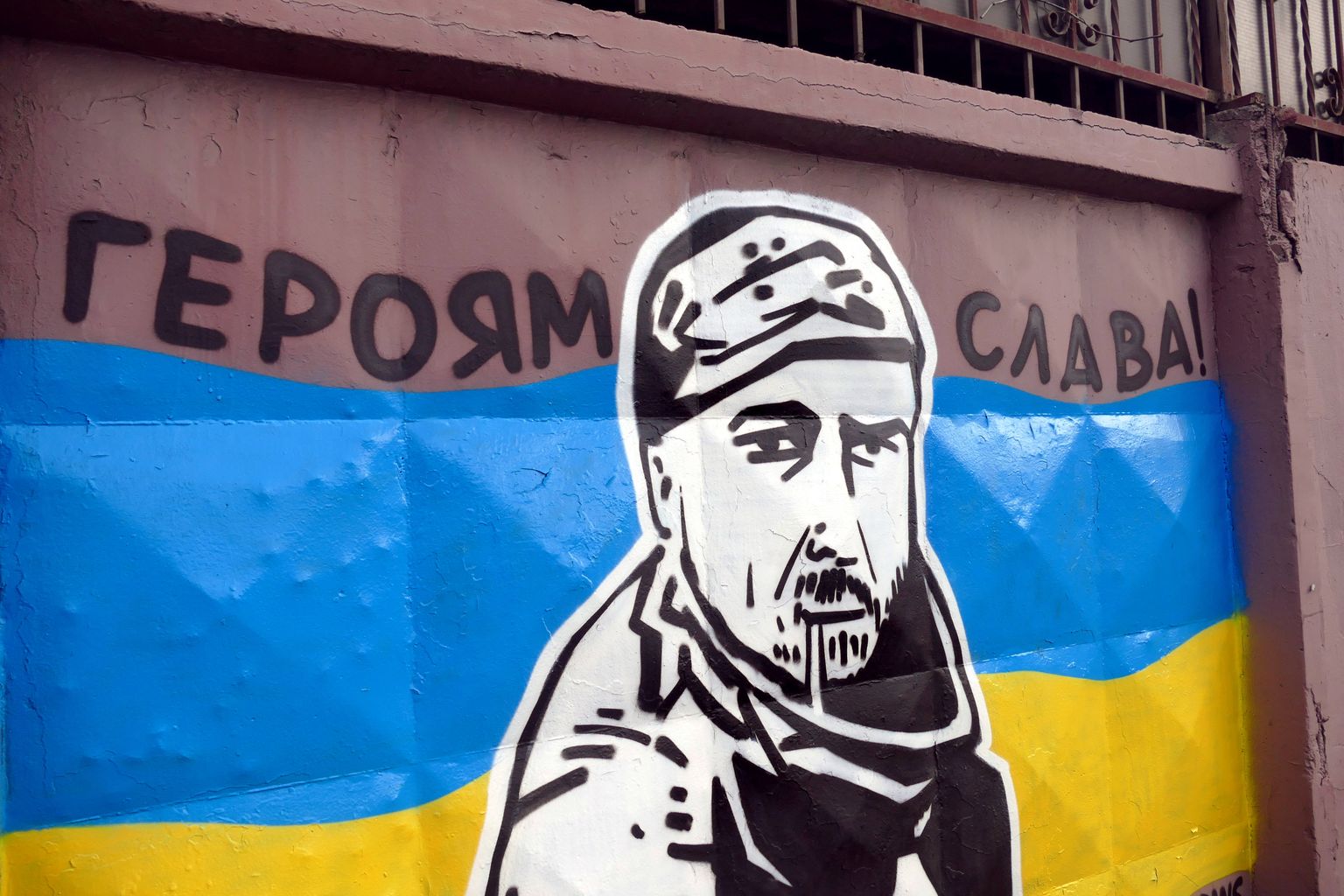 Grafiti Ukrainas Odessas. Sellel on kujutatud ukrainlasest sõjavangi, kelle Vene sõdurid video kohaselt maha lasid. Mehe identiteeti ei ole veel lõpuni kindlaks tehtud