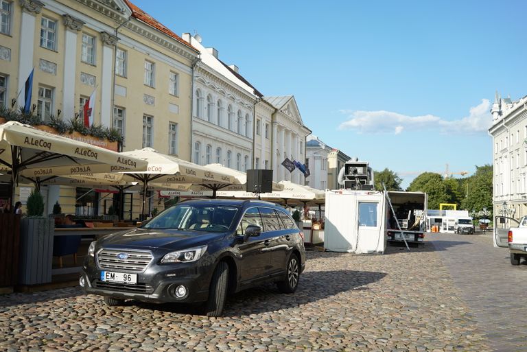 Projektor on koos putkaga paika pandud.