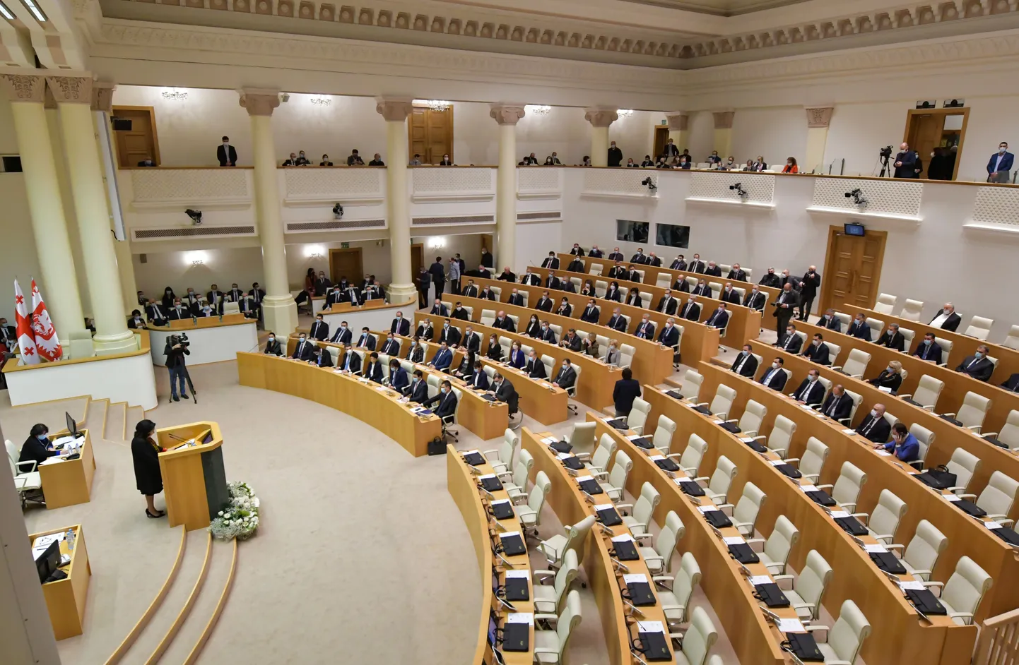 Gruusia president Salome Zurabišvili juhatas sisse pooltühja parlamendi esimese kohtumise.