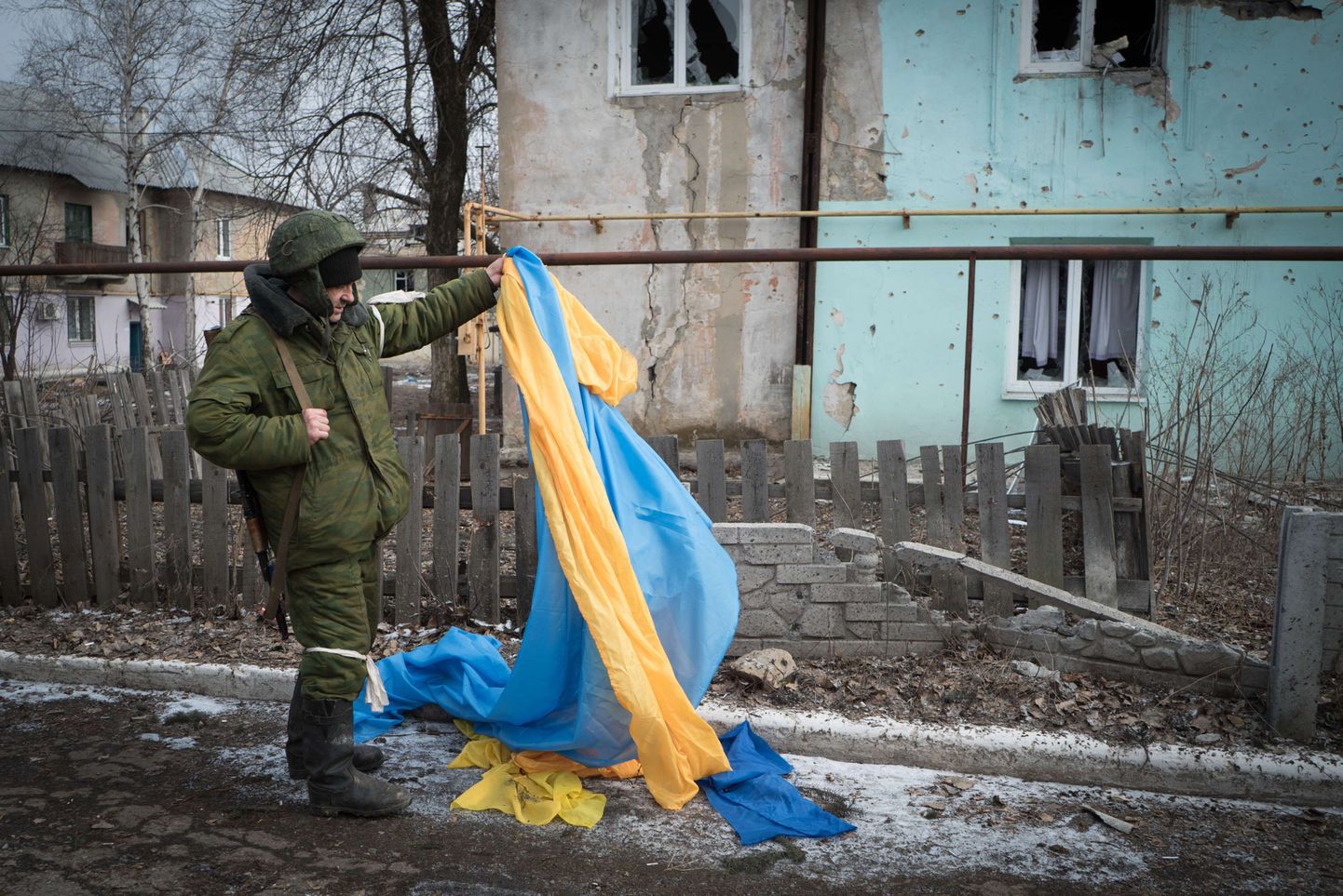 Venemeelne separatist uurib Donetski oblastis paiknevas Vuhlehirski linnas tänaval Ukraina lippu.