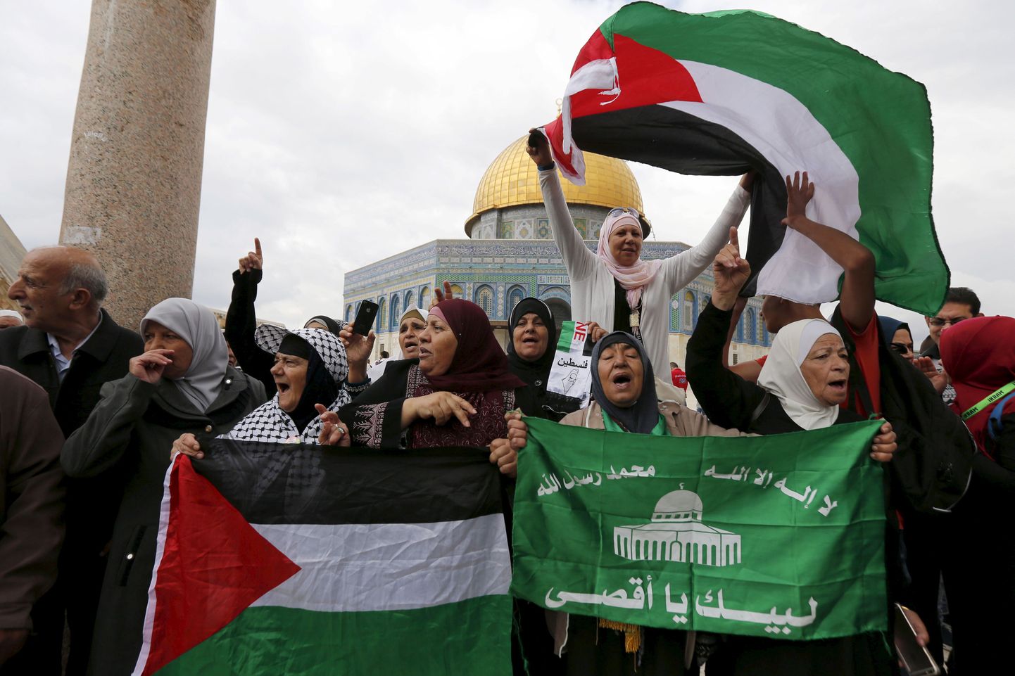 Meeleavaldajad Jeruusalemmas Palestiina ja Hamasi lippudega.