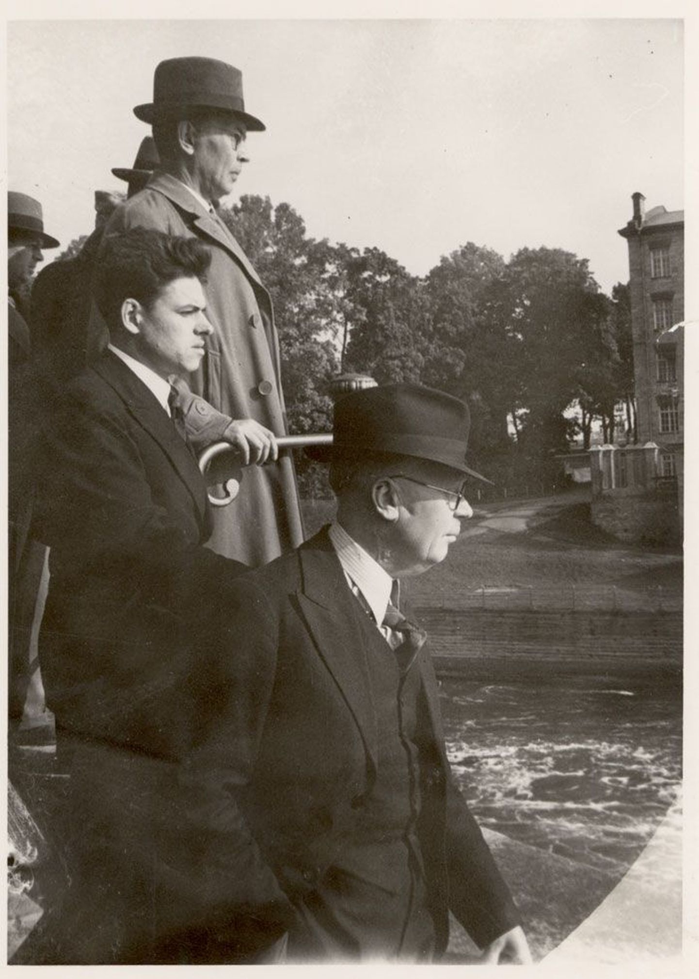 Kirjanikud ekskursioonil mööda Eestit 1938. aastal. Paremalt: Eduard Hubel (alias Mait Metsanurk), Aadu Hint ja Friedebert Tuglas