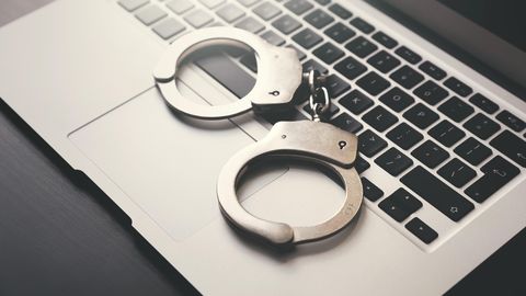 Uradnik uprave za izvrševanje kazenskih sankcij spolno zlorabil otroka