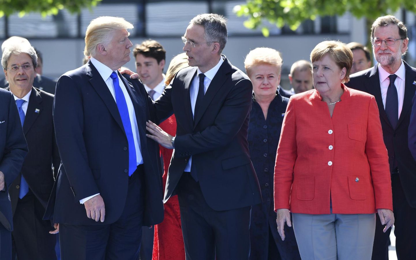 USA president Donald Trump (vasakul), NATO peasekretär Jens Stoltenberg (keskel) ja Saksa liidukanstler Angela Merkel mullu mais Brüsselis alliansi peakorteris.