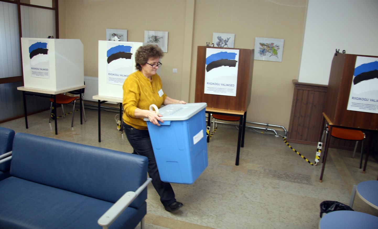 Эха Аусмеэс, председатель избирательного участка, находящегося в Йыхвиском волостном доме, устанавливает избирательный ящик в первый день предварительного голосования. К вечеру воскресенья этот ящик должен быть гораздо тяжелее.