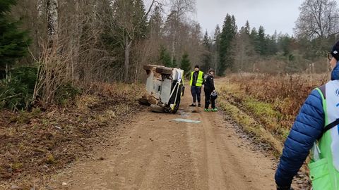 Soome piloot keeras Kehala rallil auto mitu korda üle katuse