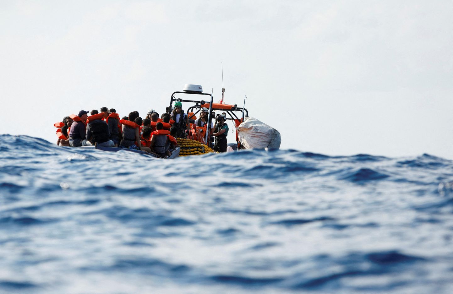 Migrantu laiva Vidusjūrā. Ilustratīvs attēls