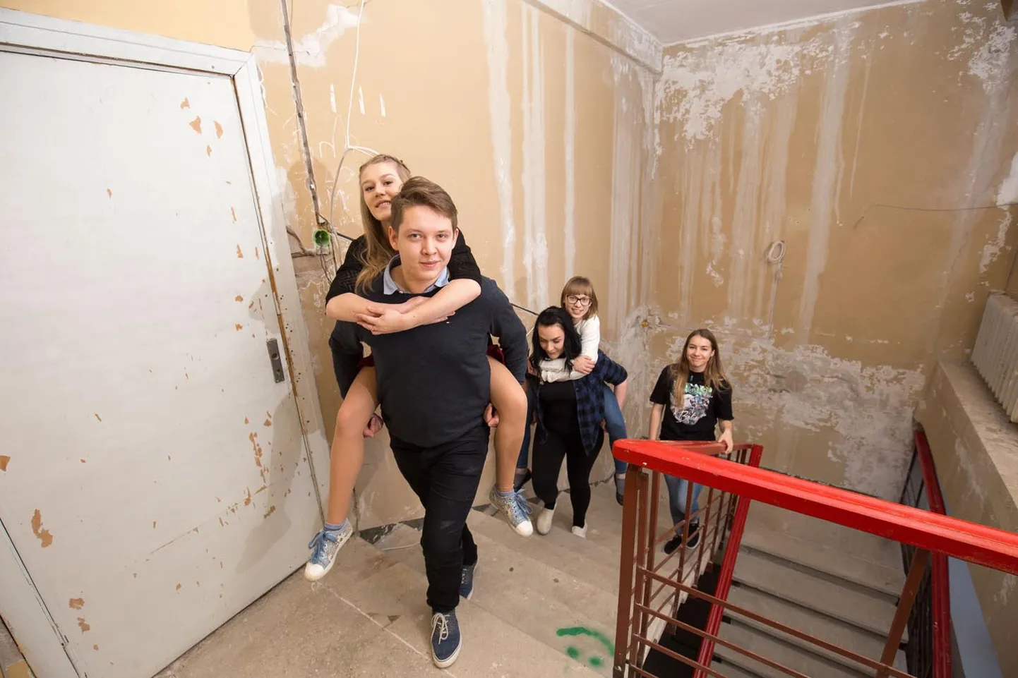 Koeru keskkooli õpilas­esinduse liikmed Hannes Linno, Hedi Aimsalu, Angela Randmaa, Lisette Heil ja Ketrin Päri on hakkamist täis. Kui heategevuslikul koorikontserdil õnnestub arvestatav summa koguda, saab kevadel räämas trepikoja remondiga alustada.