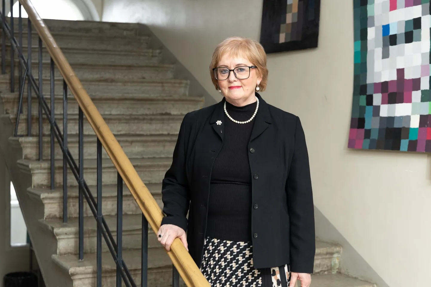 Rakvere eragümnaasiumi direktor Anne Nõgu ei näe võimalust, kuidas pea sajaaastase maja treppidele lisakäsipuu paigaldada.