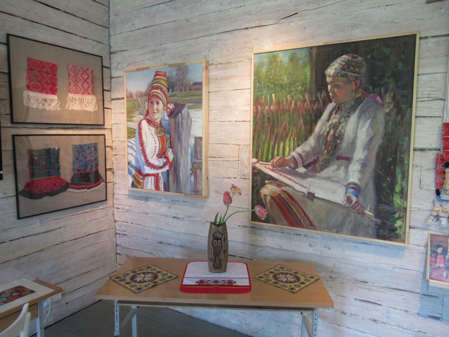 Kihnu muusemis on avatud udmurdi kunstniku Stanislav Antipovi maalide näitus “Soome-ugri rahvaste eluhetked”.