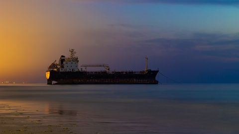 Tramps pavēl pilnībā bloķēt sankcijām pakļautos Venecuēlas naftas tankkuģus