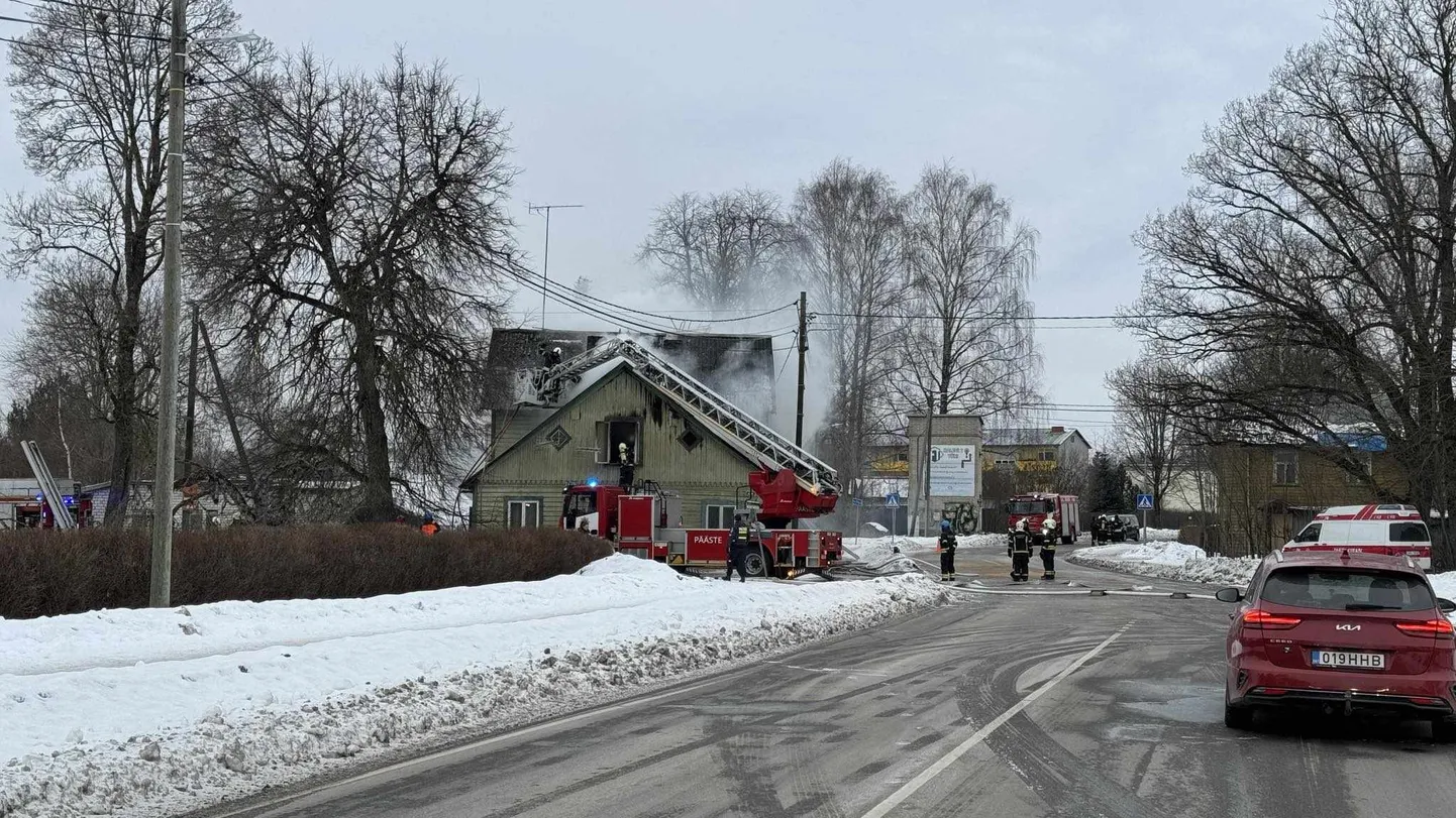 Järelkustutustööd kestsid Türil Tallinna 21 majas veel tunde pärast tulekahju lokaliseerimist.