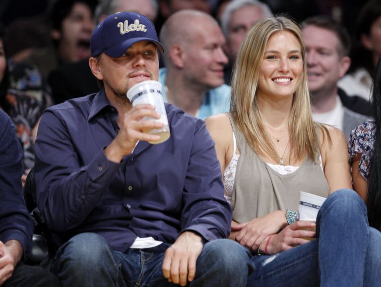 Leonardo DiCaprio ja tüdruksõber Bar Refaeli 2010. aasta kevadel korvpallimängul.