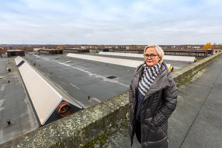 Anita Hoole juhitava Kagu-Eesti innovatsioonikeskuse katusel saab ülevaate tööstusala mastaapsusest. Katuseakendega hooneosa hõlmab 12 000 ruutmeetri suurust ala, kus areneb ettevõtlus. 
