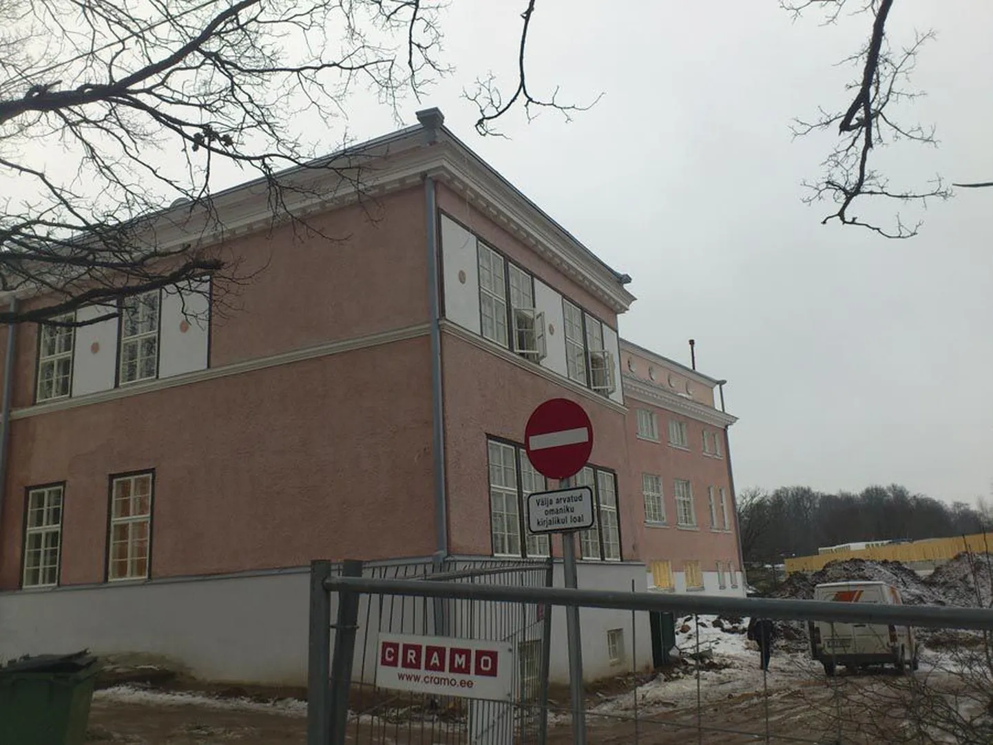 Eile hommikul meenutasid ehitusjärgus koolimajas öist põlengut vaid õhutamiseks avatud kaks akent.