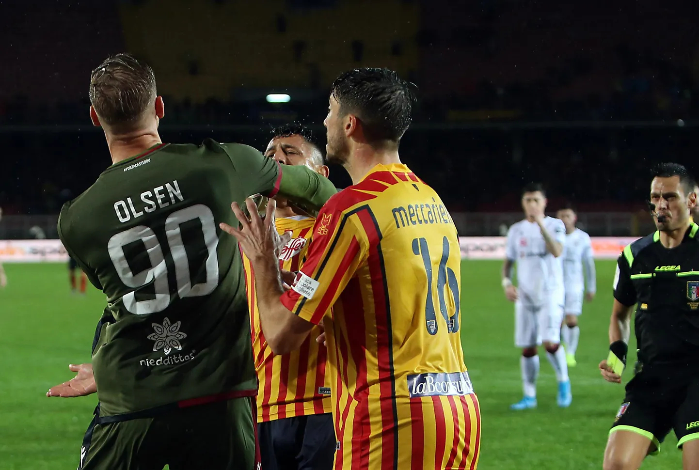 Olukord, kus Cagliari väravavaht Robin Olsen Lecce Gianluca Lapadula provokatsioonile allus ja mõlemad punase kaardi teenisid.