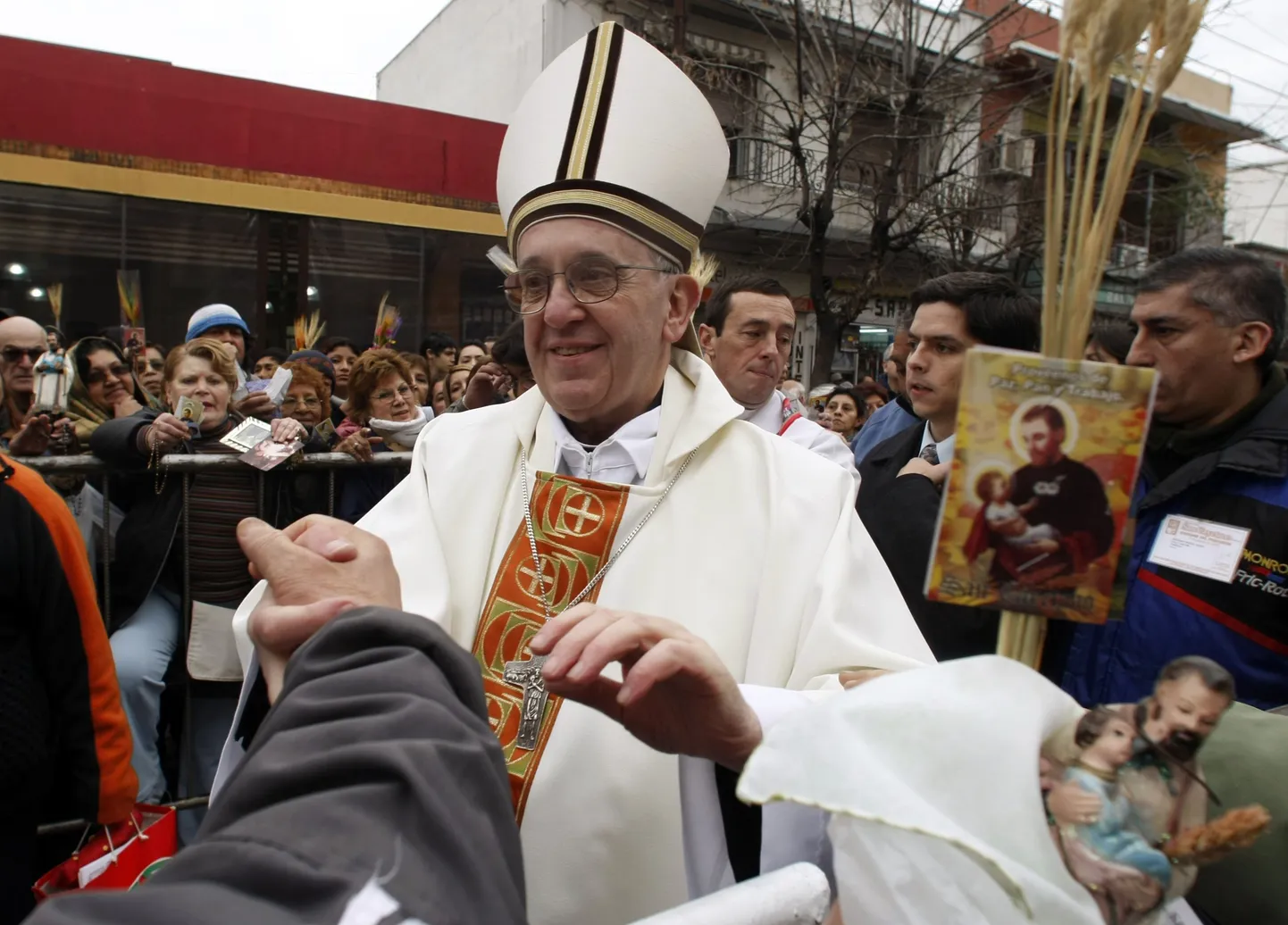 Новый Папа Римский Франциск во время службы в Буэнос-Айресе (2009 год).