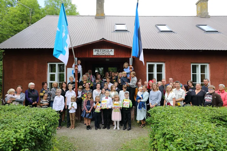 Külakoolid tuleks võtta riikliku kaitse alla regionaaltoetustega. Pildil Lääneranna valla Metsküla algkooli pere õppeaasta alguses.