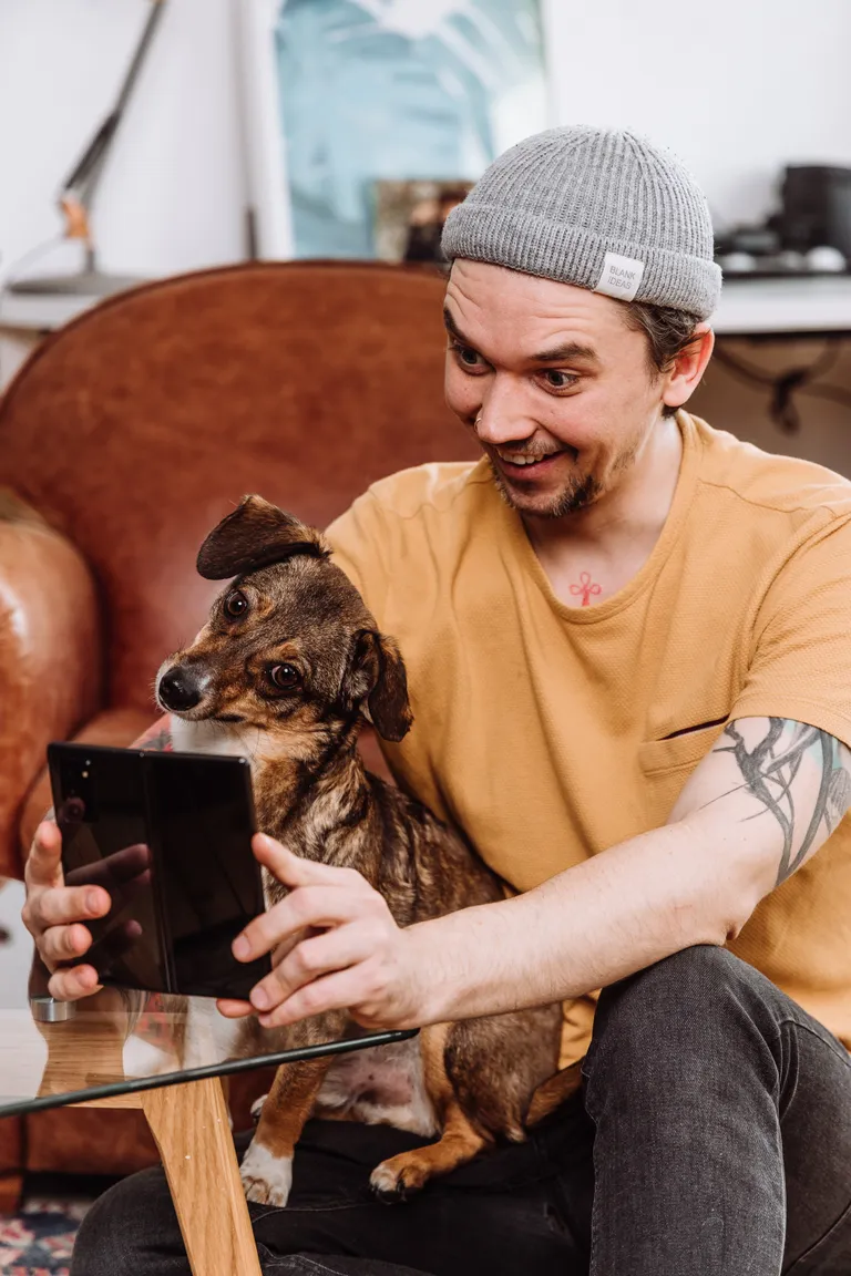 Näitleja ja värske isa Lauri Pedaja jaoks on Galaxy Z Fold muutunud asendamatuks kaaslaseks nii pildistamisel kui ka internetist videote vaatamisel.