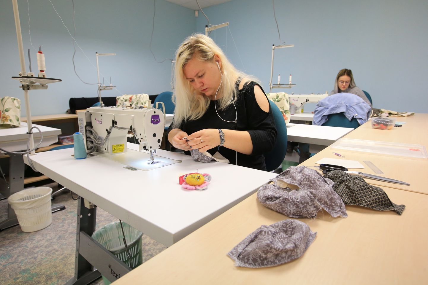 Tartu kutsehariduskeskuse tekstiili osakonna õpilased õmblemas kooli õpilastele kaitsemaske.