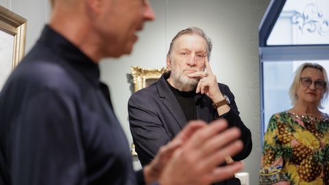 GALERII ⟩ Suur avamine: Ervin Õunapuu maadleb näitusel tehisaruga