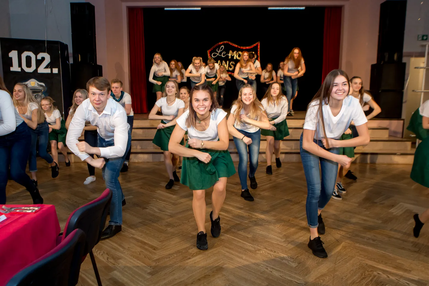 SÜGi 29. kabaree avanumber. Fotol esiplaanil vasakult Uku Pokk, keskel Aleksandra Männik, paremal Melani Koov. Taga vasakul Sarah-Lisee Laipaik, taga paremal Anu Kull.