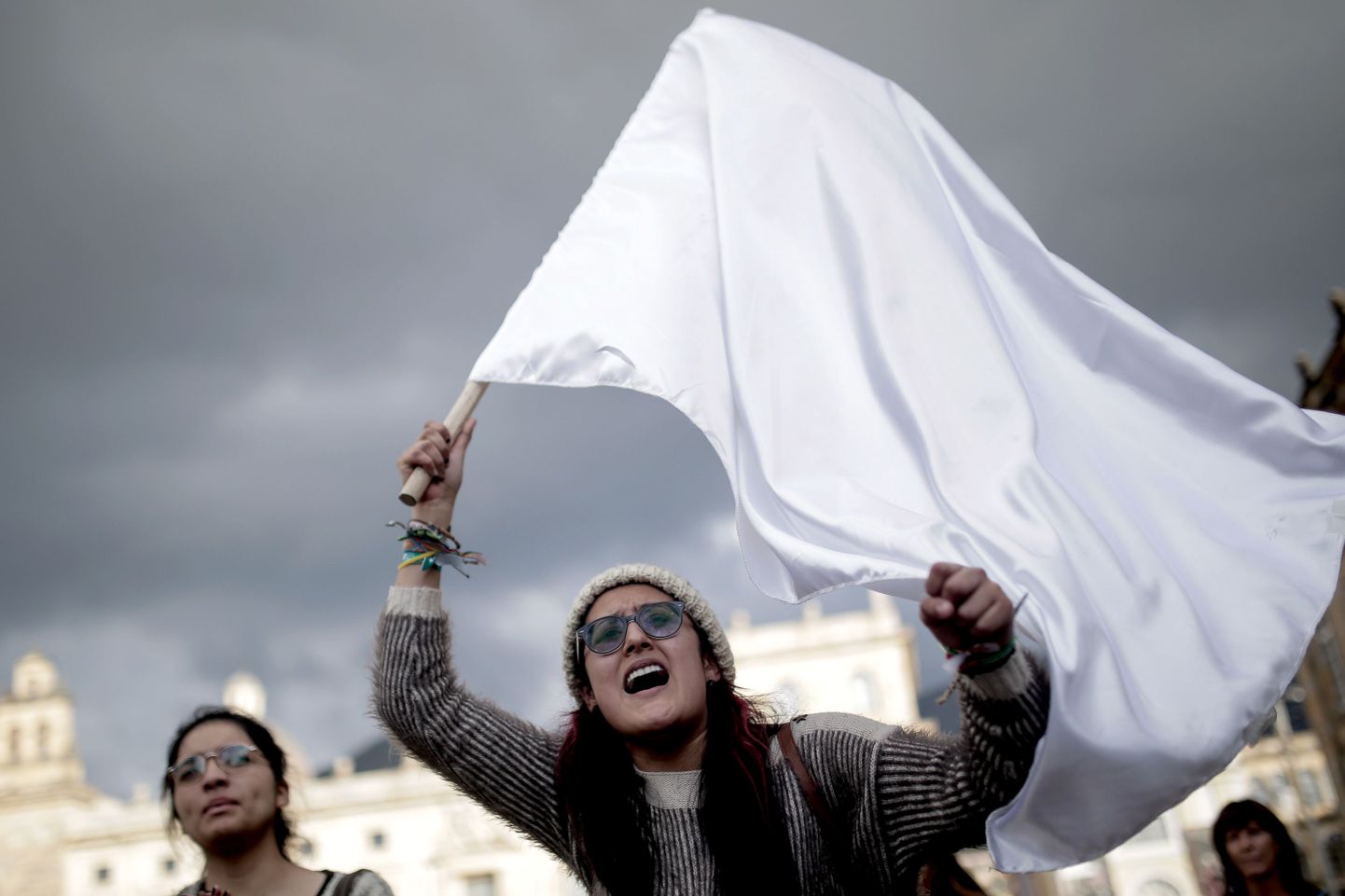Naine Colombia referendumi tulemuste vastu protestimas.