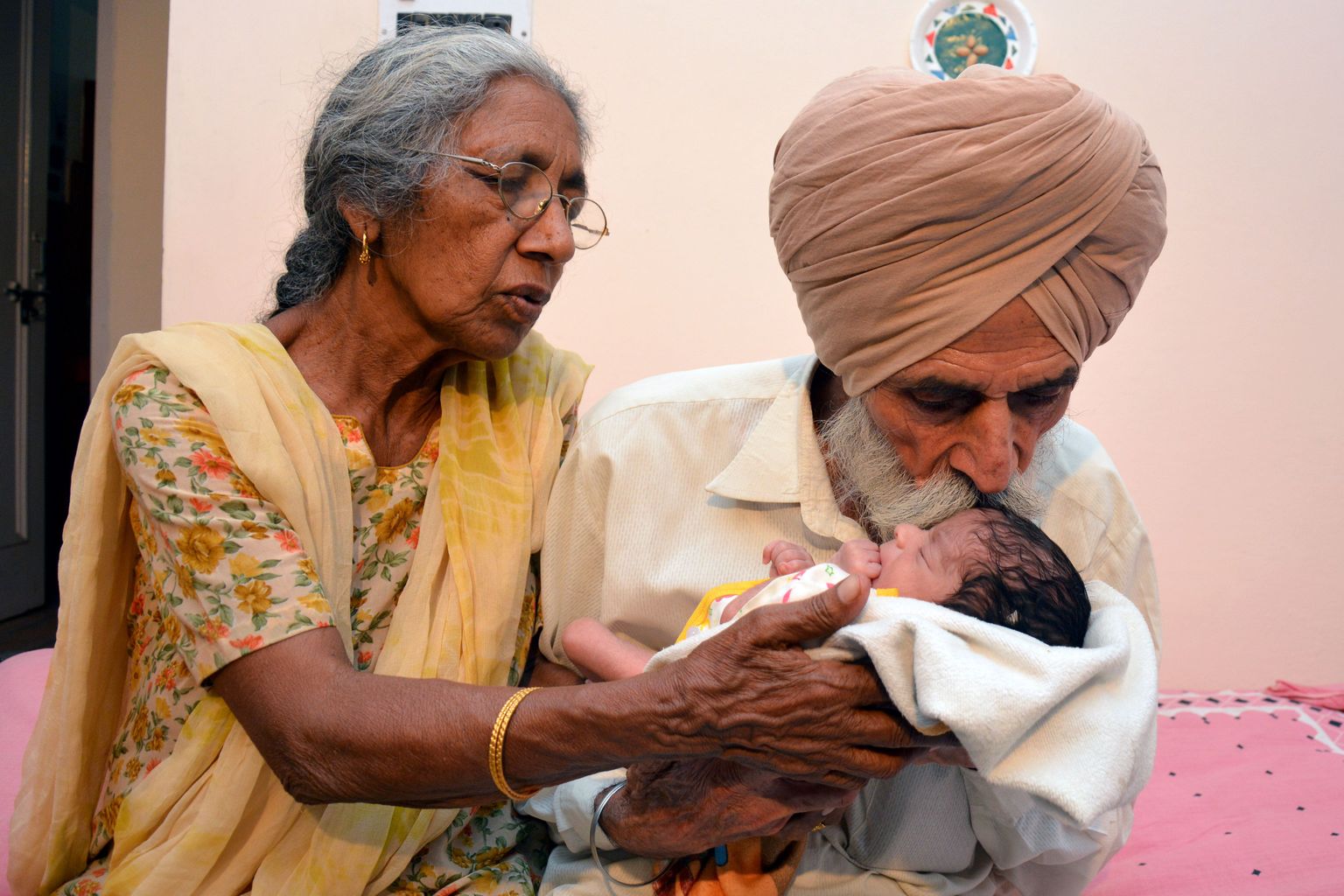 Õnnelikud vanemad Daljinder Kaur ja Singh Gill oma vastsündinud lapsega.